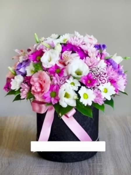 Kutuda karışık çiçekler