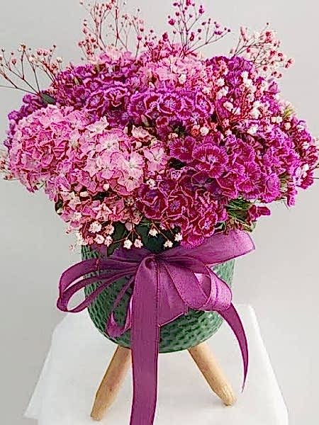 Ayaklı saksıda Hüsnü Yusuf çiçekleri