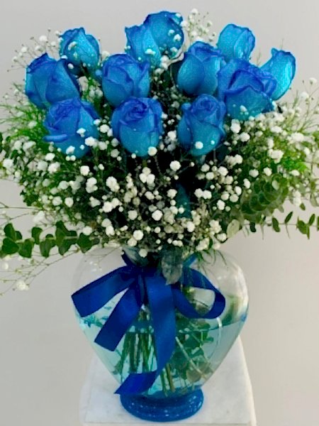 Mavi güllerden cam vazoda aranjman