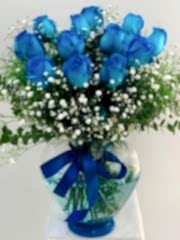 Mavi güllerden cam vazoda aranjman